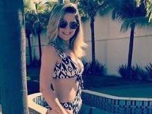 Mãe de cantor sertanejo exibe corpo e recebe elogios