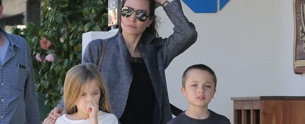 Após separação, Angelina Jolie passeia com os filhos gêmeos