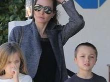 Após separação, Angelina Jolie passeia com os filhos gêmeos