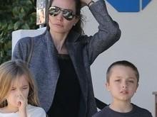 Após separação, Angelina Jolie passeia com os filhos gêmeos