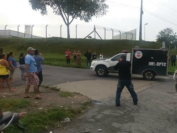 Movimentação na frente do Compaj (Crédito: G1)