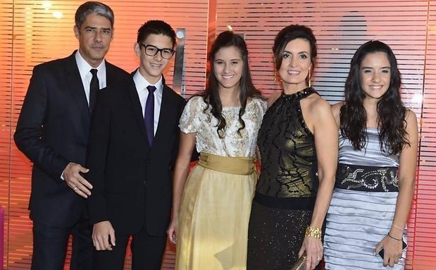Vinicius entre os pais e irmãs gêmeas