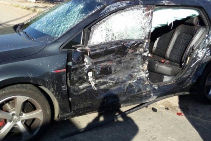 Carro em que Vinícius e o amigo estavam ficou destruído