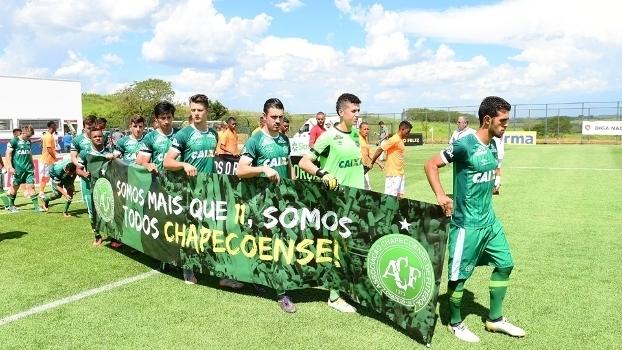 Jogadores do sub-20 da Chapecoense antes do jogo com o Nova Iguaçu (Crédito: Gazeta Press)