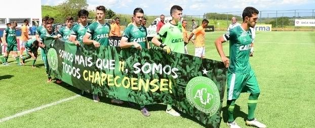 Chape é aplaudida no reencontro com o futebol, mas perde na estreia