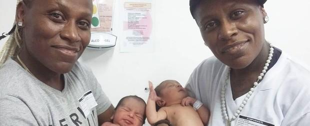 Pepê posa com os filhos gêmeos e com a irmã, Neném: "A madrinha"