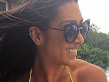 Ex-BBB Amanda exibe tattoo entre os seios feita na Tailândia