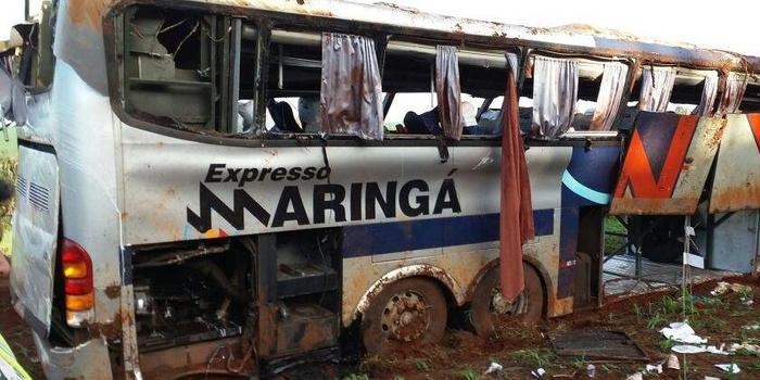 Ônibus em alta velocidade sai da pista no Paraná e deixa 7 mortos