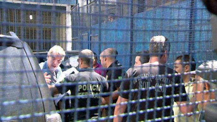 Empresário Eike Batista desembar de carro da PF no presídio Ary Franco
