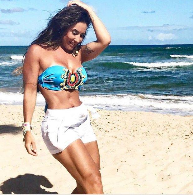 Scheila Carvalho exibe excelente forma física