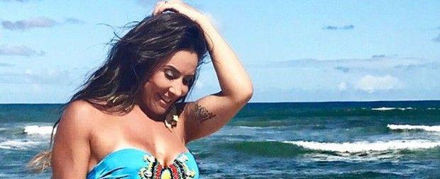 Aos 43 anos, Scheila Carvalho impressiona por sua forma física