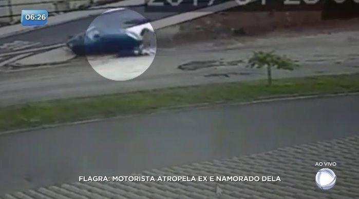 O homem avançou com o carro por cima da moto do casal (Crédito: Reprodução)