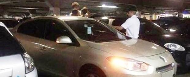 Conselho Tutelar procura pai que deixou criança trancada em carro