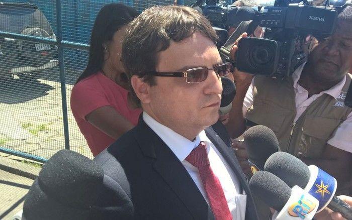 Fernando Martins, advogado de Eike Batista, chega ao presídio Ary Franco