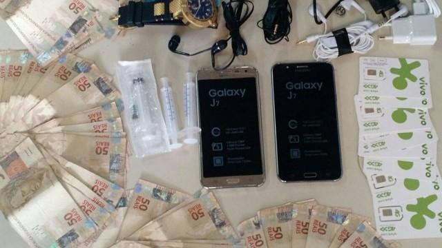 Policia apreendeu dinheiro, celulares e seringas