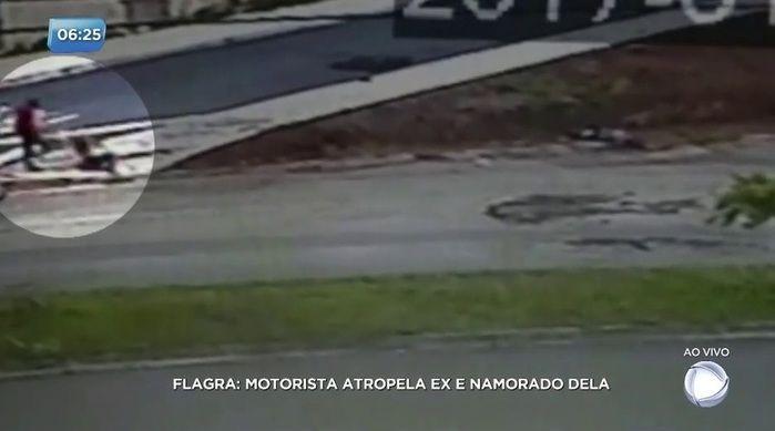 Ele voltou no local e chutou a cabeça da ex-namorada (Crédito: Reprodução)
