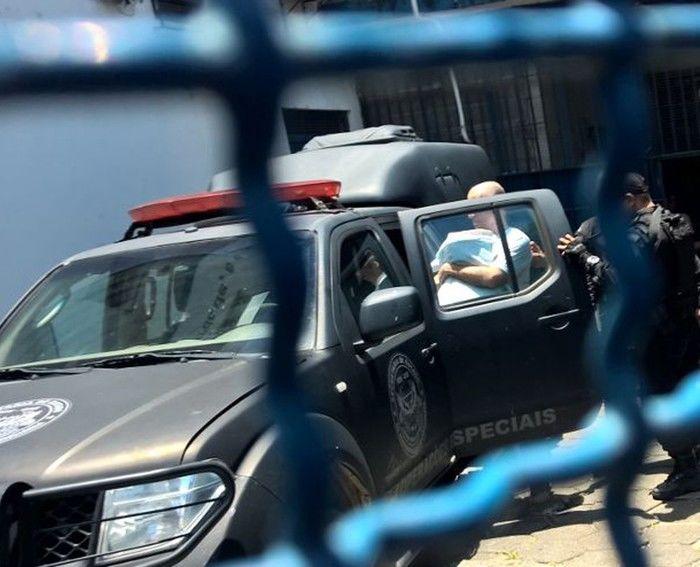 Eike com cabeça raspada
