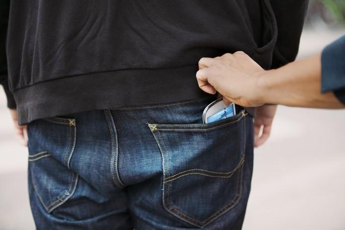 Estagiária de presídio é presa furtando celulares de detentos