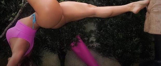 Filha gata de Nelson Rubens faz pose ousada em foto e ganha elogios