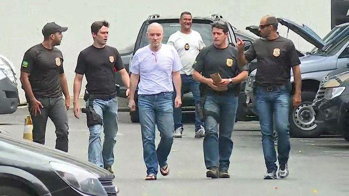 Eike Batista na Polícia Federal para depor