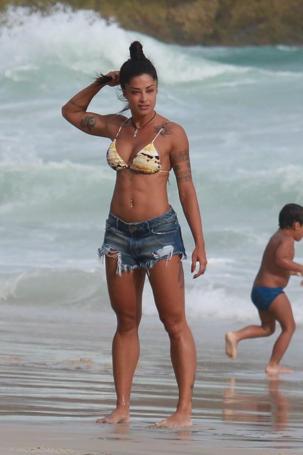 Aline Riscado em praia