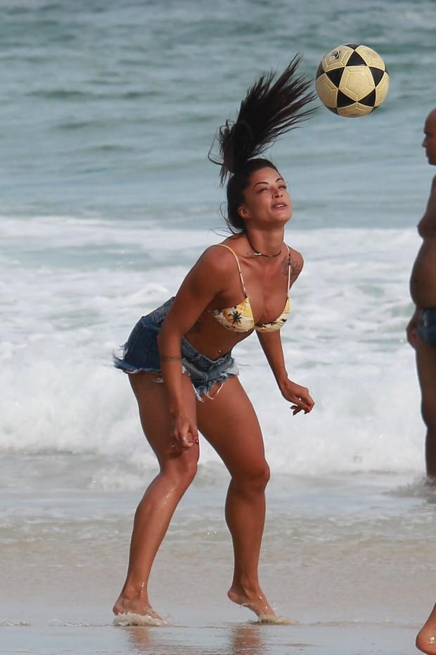 Aline Riscado em praia