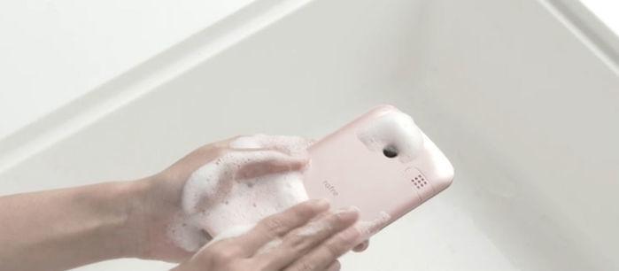 Celular pode ser lavado com água e sabão