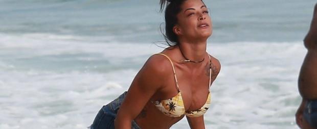 Aline Riscado joga altinho e exibe corpão em praia carioca