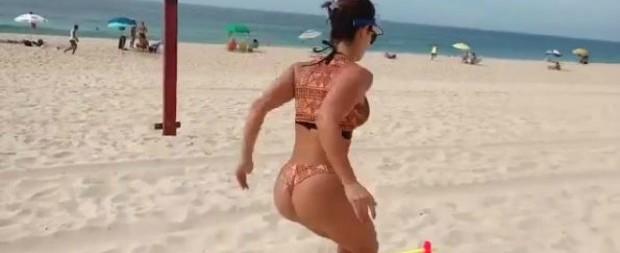 Laura Keller mostra bumbum durinho em aula de funcional na praia