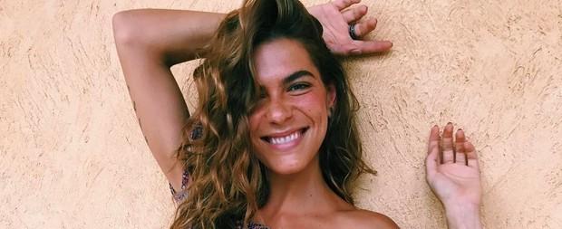 Mariana Goldfarb posa com barriga de fora e arranca elogios