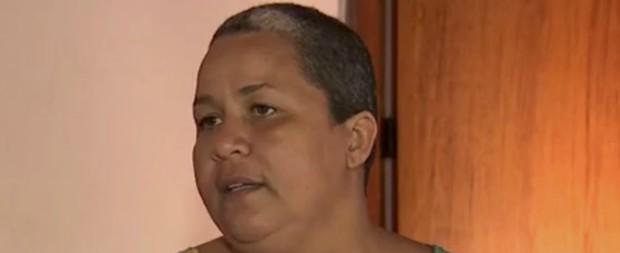 Professora fica careca logo após sair de procedimento em salão
