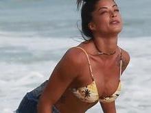 Aline Riscado joga altinho e exibe corpão em praia carioca
