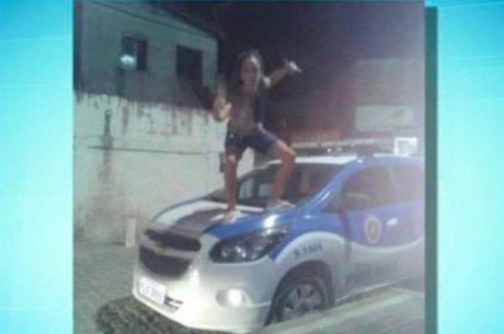 Jovem é presa após postar foto em viatura policial (Crédito: Reprodução)