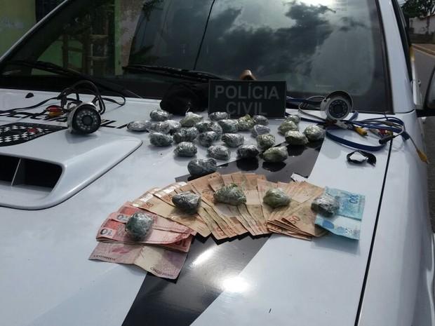 Dinheiro e drogas apreendidos com o acusado (Crédito: Divulgação)