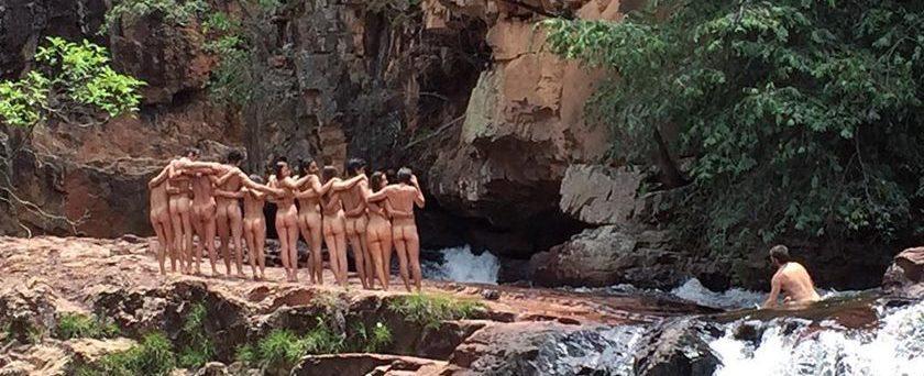 Atores globais ficam totalmente sem roupa em banho de cachoeira