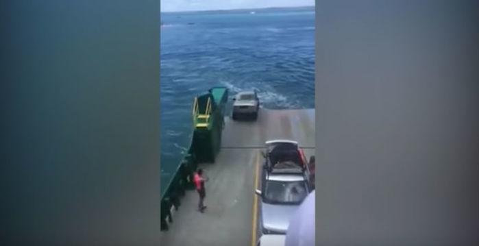 Momento em que o carro cai na água (Crédito: Reprodução)