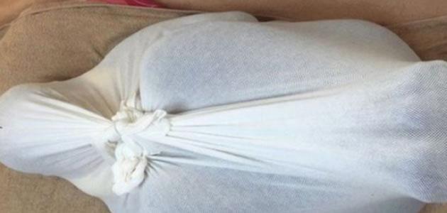 Embrulhar pessoas em lençol vira moda no Japão