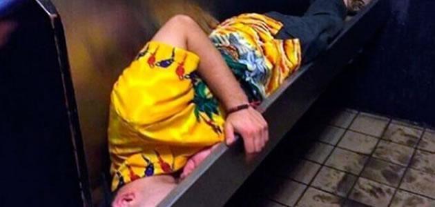 Jovem é encontrado dormindo em mictório de bar