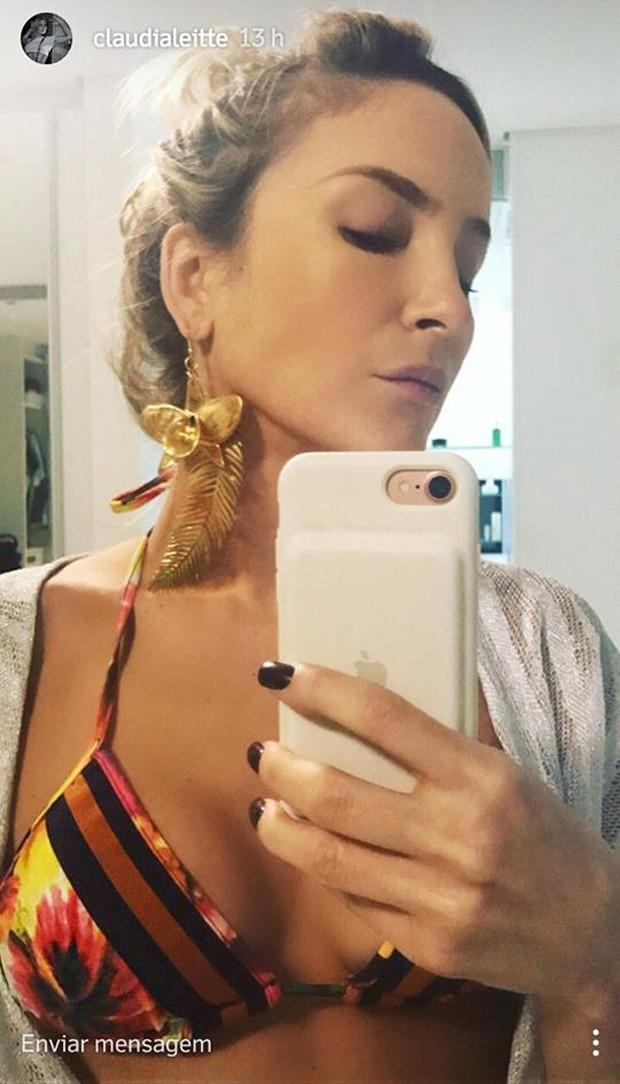 Claudia Leitte exibe corpão em dia de piscina com o Marido