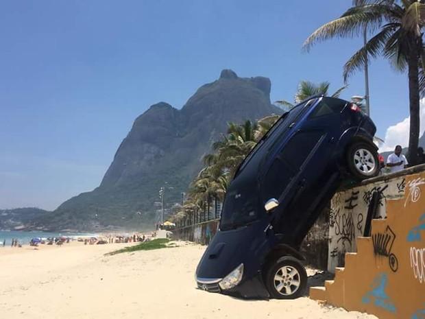 Carro do filho de Marcelo Novaes cai nas areias da praia de São Conrado