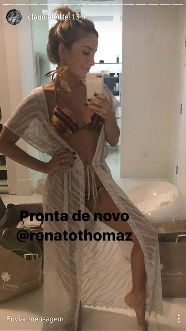 Claudia Leitte exibe corpão em dia de piscina com o Marido