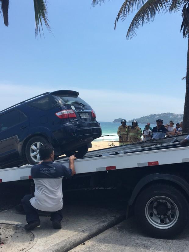 Carro do filho de Marcelo Novaes cai nas areias da praia de São Conrado