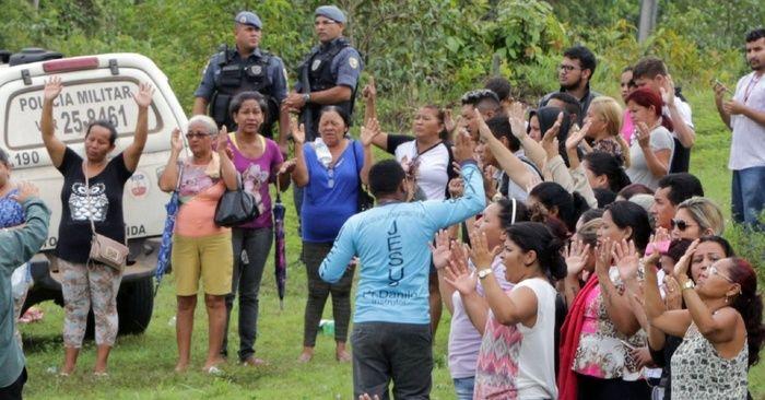 Parentes de detentos protestam em frente a presídio em Manaus (Crédito: Reprodução)
