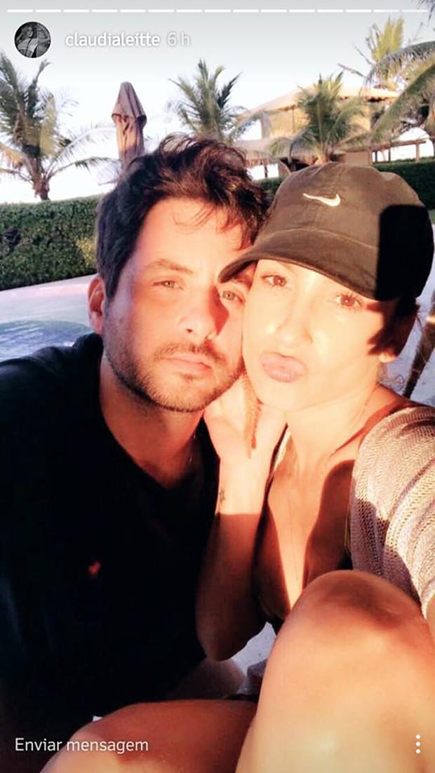 Claudia Leitte exibe corpão em dia de piscina com o Marido