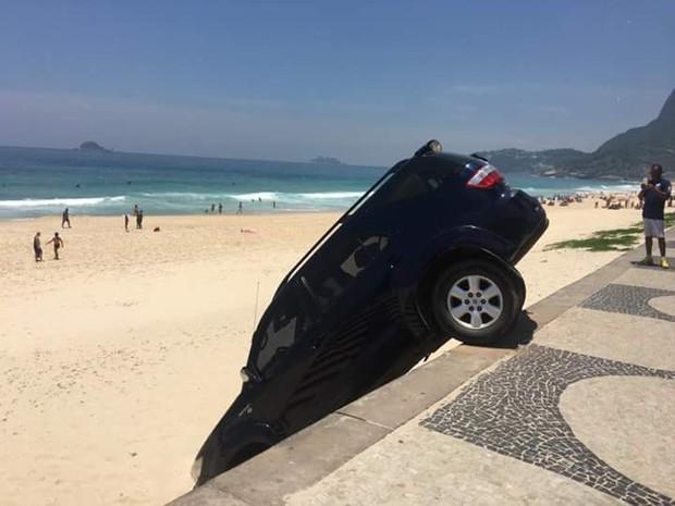Carro do filho de Marcelo Novaes cai nas areias da praia de São Conrado