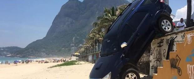 Filho de Letícia Spiller derruba carro em areia de praia carioca