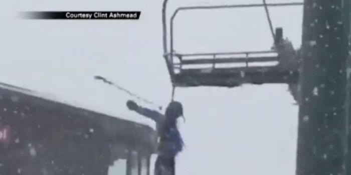Menino fica pendurado por mochila em teleférico e é resgatado