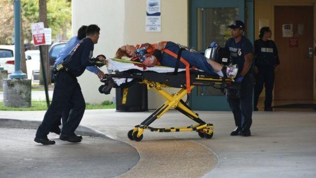 Vítima chega sangrando ao hospital (Crédito: BBC)
