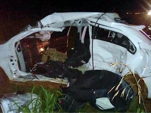 Carro ficou destruído com a colisão (Crédito: Reprodução)