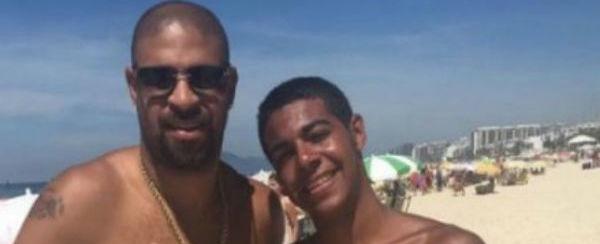 Adriano Imperador posta foto com irmão em praia e diz: ‘Solteirões"